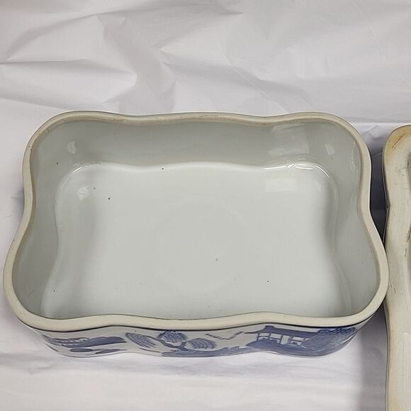 Chinoiserie Vintage Lidded Box with Traditional Chinese Water Landscape - Picture 5 of 10